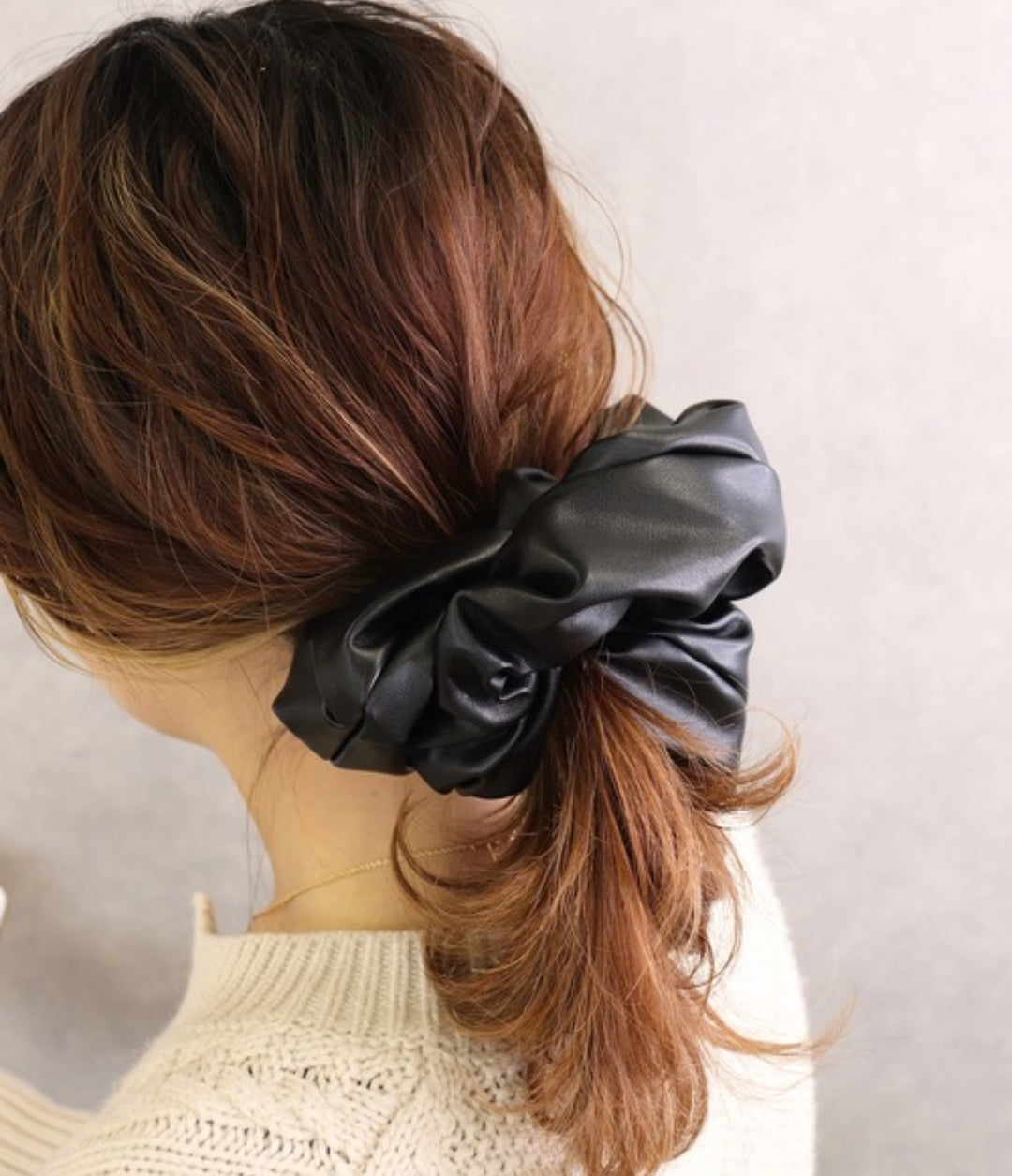 TOTO SCRUNCHIES LATEX NEGRO